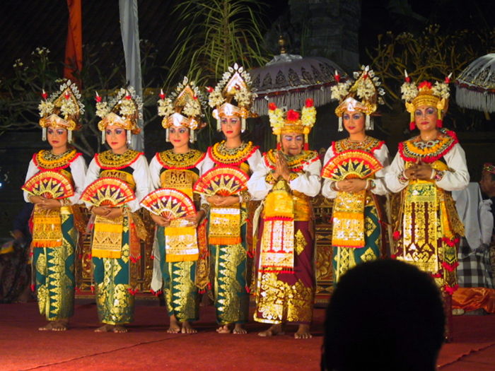 ni-ketut-cenik and dancers,-bali-2008.png
